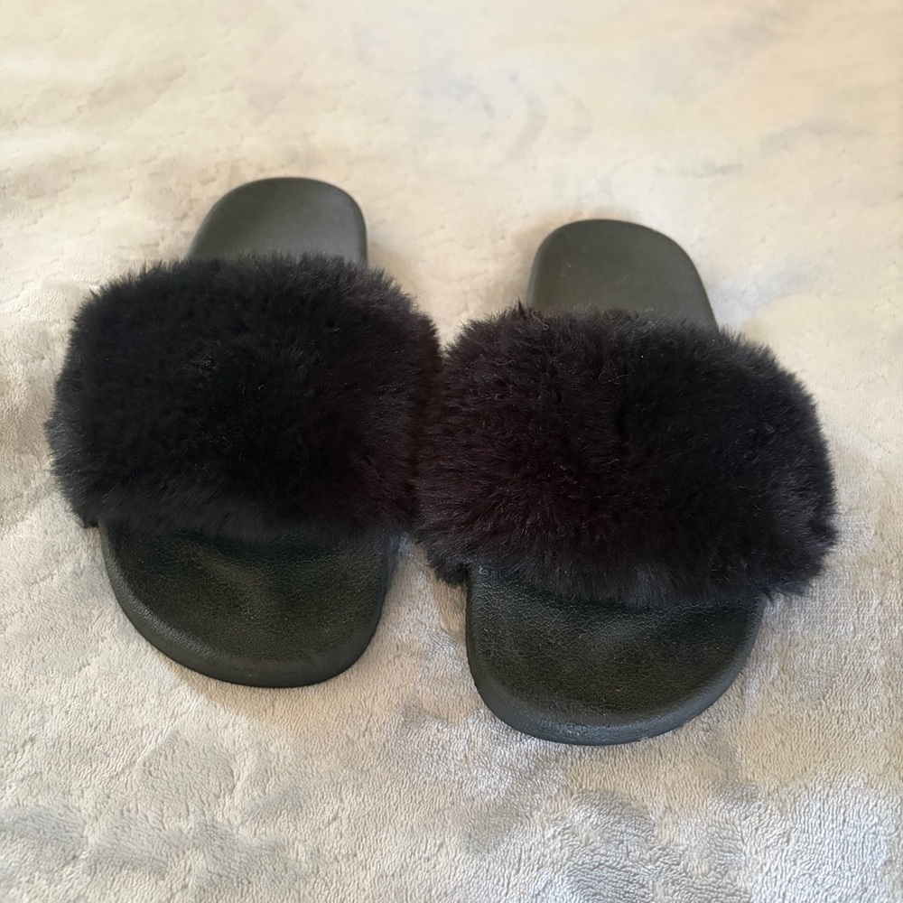 Women's Black Fuzzy Slide Sandals 7-8